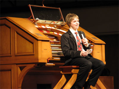 Click here to download a 2592 x 1944 JPG image showing David Gray speaking to the audience at Grace Baptist Church.