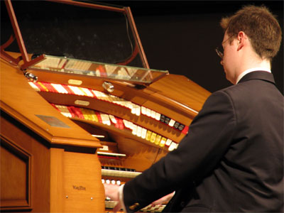 Click here to download a 2592 x 1944 JPG image showing Richard Hills at the console of the J. Tyson Forker Memorial 4/32 Mighty WurliTzer.