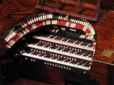 Click here to download a 2592 x 1944 JPG image showing the keydesk of the 3/14 Mighty WurliTzer.