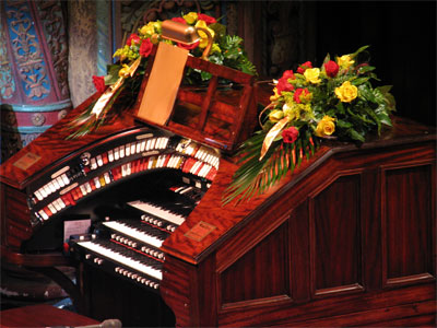 Click here to download a 2592 x 1944 JPG image showing the 3/14 Mighty WurliTzer console decorated for Rosa.