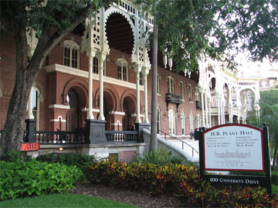 Click here to download a 2592 x 1944 JPG image showing the entrance to Plant Hall.