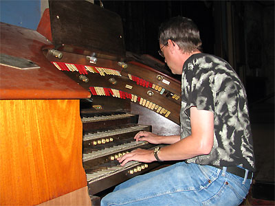 Click here to download a 2592 x 1944 JPG image showing Dean Cook at console of the Granada Theatre's 4/24 Mighty Robert Morton/WurliTzer Theatre Pipe Organ.