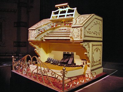 Click here to download a 1600 x 1200 JPG image showing the Paramount Theatre's 3/12 Mighty WurliTzer Balaban 1A console.