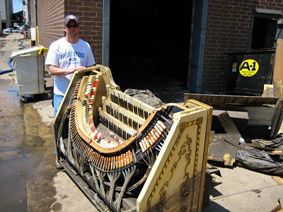 Click here to download a 1600 x 1200 JPG image showing the Mighty WurliTzer console after removal from the flood damaged theatre.