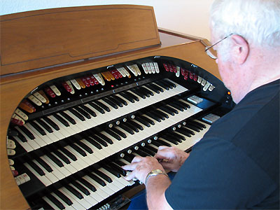 Click here to download a 2592 x 1944 JPG image showing Cyrus Roton at the console of the Conn 650 Theatre Organ.