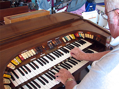 Click here to download a 2592 x 1944 JPG image showing Cyrus Roton the console of the Gulbransen Rialto.