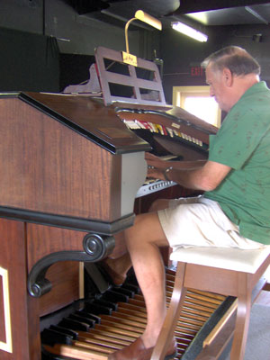 Click here to download a 1536 x 2048 JPG picture showing Dan Rowland at the console of the Pinellas Park Auditorium's 2/9 Mighty WurliTzer Theatre Pipe Organ.