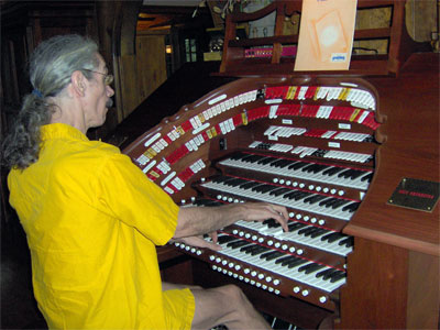 Click here to download a 2048 x 1536 JPG image showing the Bone Dopctor at the console of Ron Carter's Mighty Allen GW-IV Digital Theatre Organ installed in Marietta, Georgia.