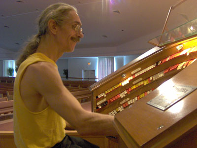 Click here to download a 2048 x 1536 JPG image of the Bone Doctor at the console of the J. Tyson Forker Memorial 4/32 Mighty WurliTzer Theatre Pipe Organ installed at Grace Baptist Church in Sarasota, Florida.