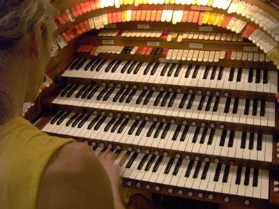 Click here to download a 2048 x 1536 JPG image looking over the Bone Doctor's shoulder as he plays the J. Tyson Forker Memorial 4/32 Mighty WurliTzer Theatre Pipe Organ installed at Grace Baptist Church in Sarasota, Florida.