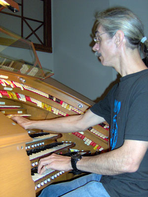 Click here to go to the Theatre Organ Academy on Yahoo! Music Groups.