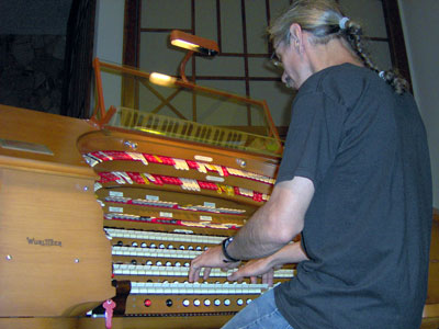 Click here to go to download a 2048 x 1536 JPG image of the Bone Doctor doing what he loves best - playing the Mighty WurliTzer Theatre Pipe Organ!