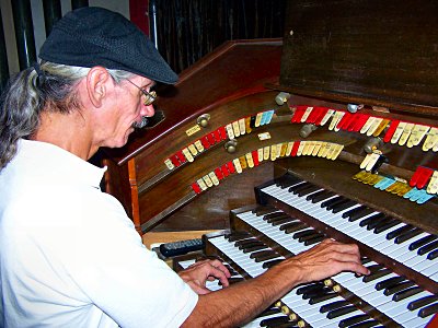 Click here to download a 2592 x 1944 JPG image showing the Bone Doctor at console of the Granada Theatre's 4/24 Mighty Robert Morton/WurliTzer Theatre Pipe Organ.