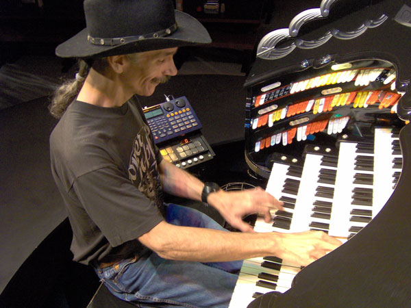 Click here to download a 2048 x 1536 pixel image of the Bone Doctor at the console of the Roaring 20's Pizza and Pipes 4/42 Mighty WurliTzer Theatre Pipe Organ.