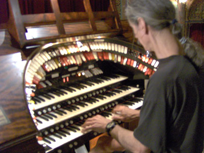 Click here to download a 2048 x 1536 JPG image of the Bone Doctor at the console of the 3/14 Mighty WurliTzer Theatre Pipe Organ 