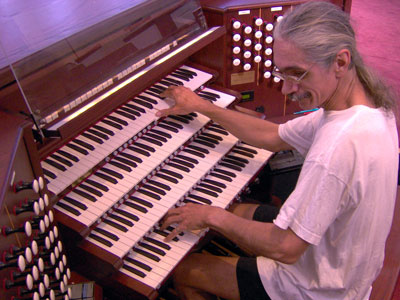 Click here to download a 2048 x 1536 JPG image showing the Bone Doctor at the console of the 4/93 Rodgers/Ruffatti/Wicks Church Pipe Organ installed at First United Methodist Church in Clearwater, Florida.