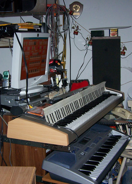 Download a 1257 x 1757 JPG image of Fred's MidiTzer, looking at the upper Keyboard.