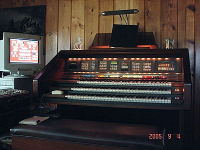 Click here to download a 640 x 480 JPG image showing Gerhard Klechowitz's Lowrey GX-361 controlling his Mighty MidiTzer.