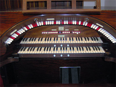 Click here to download a 2048 x 1536 JPG image showing the console of the 2/9 Mighty WurliTzer Theatre Pipe Organ installed at Dave Geiger's residence in Columbus, Ohio.