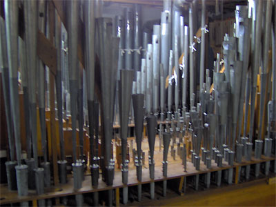 Click here to download a 2048 x 1536 JPG image showing the main chamber of the 2/9 Mighty WurliTzer Theatre Pipe Organ installed at Dave Geiger's residence in Columbus, Ohio.