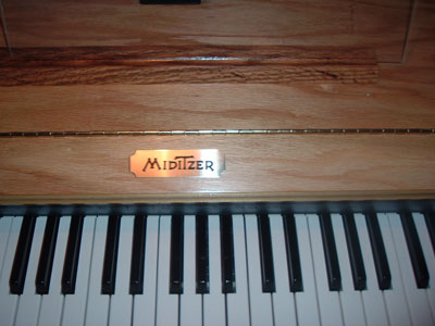 Click here to download a 2048 x 1536 JPG picture showing the MidiTzer badge on Dan's custom built console.