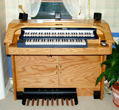 Click here to download a 1038 x 954 JPG picture of Dan's Mighty MidiTzer console with the doors closed.