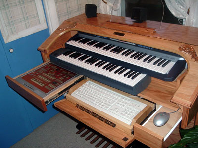 Click here to download a 2048 x 1536 JPG picture of Dan's Mighty MidiTzer console with the drawers open.