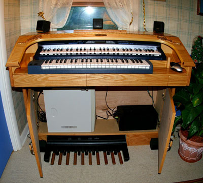 Click here to download a 998 x 902 JPG wide angle picture of Dan's Mighty MidiTzer console.