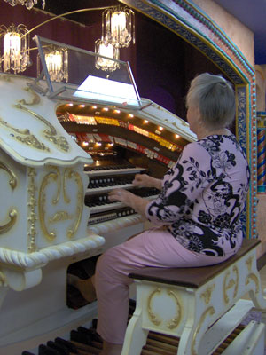 Click here to visit Pipe Organ Paradise, our Featured Organ of the Month for September, 2005.