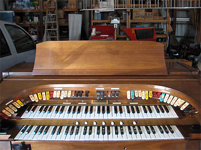 Click here to download a 2592 x 1944 JPG image showing the playing table of the Mighty Gulbransen analogue electronic theatre organ at the residence of Charles Fultz.