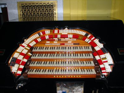 Click here to download a 2592 x 1944 JPG image showing the console of the 4/24 Mighty WurliTzer Theatre Pipe Organ at the Masonic Temple in Cleveland, Ohio..