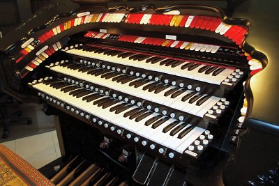 Click here to download a 1024 x 683 JPG image showing the playing table of Ian McLean's converted Rodgers 340 Custom Electronic Theatre Organ.