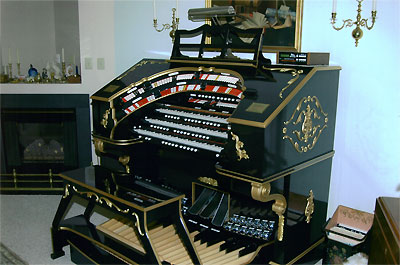 Click here to download a 1600 x 1061 JPG image showing Mike Phillip's Mighty Allen GW319EX Digital Theatre Organ.