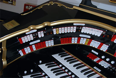 Click here to download a 2896 x 1944 JPG image showing the the left bolster of the Mighty Allen GW319EX Digital Theatre Organ.