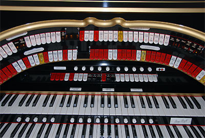 Click here to download a 2896 x 1944 JPG image showing the center bolster and fall board of the Mighty Allen GW319EX Digital Theatre Organ.