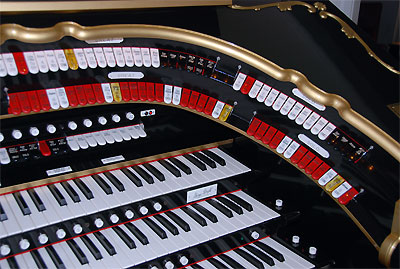 Click here to download a 2896 x 1944 JPG image showing the right bolster of the Mighty Allen GW319EX Digital Theatre Organ.
