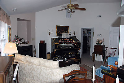 Click here to download a 640 x 429 JPG image showing the great room of Mike's residence.