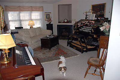 Click here to download a 640 x 429 JPG image showing the great room of the Mike Phillips Residence.