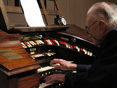 Click here to download a 2592 x 1944 JPG image showing Bob Mitchell at the comsole of the 2/11 Mighty WurliTzer.