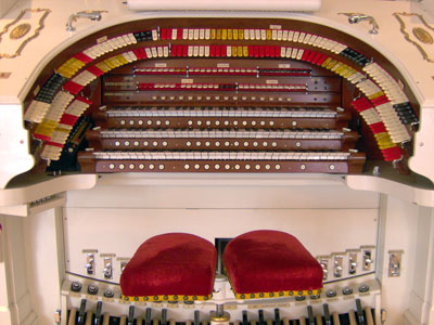 Click here to download a 2048 x 1536 JPG image showing the stop sweep of Bob Markworth's 3/24 Mighty Kimball Theatre Pipe Organ.