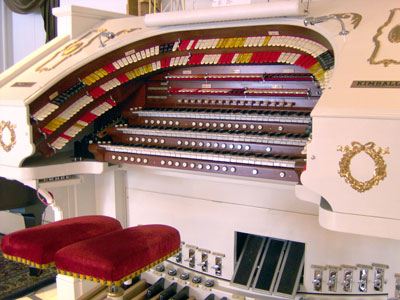 Click here to download a 2048 x 1536 JPG image showing the keydesk of Bob Markworth's 3/24 Mighty Kimball Theatre Pipe Organ.