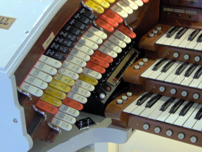 Click here to download a 2048 x 1536 JPG image showing the left bolster of Bob Markworth's 3/24 Mighty Kimball Theatre Pipe Organ.