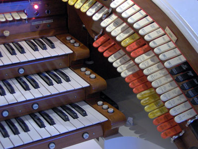 Click here to download a 2048 x 1536 JPG image showing the right bolster of Bob Markworth's 3/24 Mighty Kimball Theatre Pipe Organ.