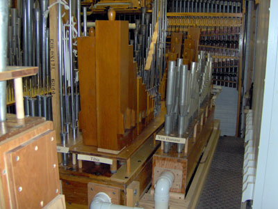 Click here to download a 2048 x 1536 JPG image showing chamber of Bob Markworth's 3/24 Mighty Kimball Theatre Pipe Organ.