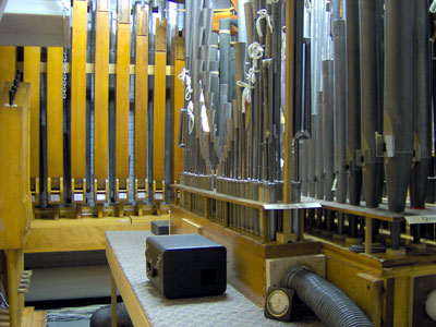 Click here to download a 2048 x 1536 JPG image showing chamber of Bob Markworth's 3/24 Mighty Kimball Theatre Pipe Organ.