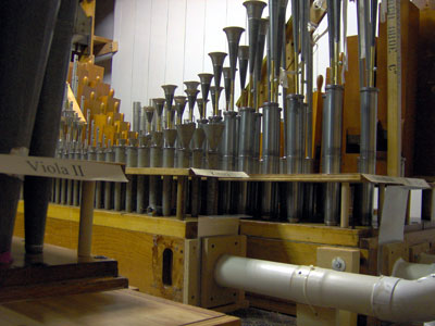 Click here to download a 2048 x 1536 JPG image showing chamber of Bob Markworth's 3/24 Mighty Kimball Theatre Pipe Organ.