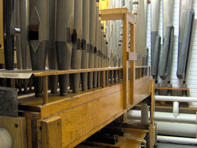 Click here to download a 2048 x 1536 JPG image showing chamber of Bob Markworth's 3/24 Mighty Kimball Theatre Pipe Organ.