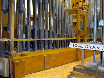 Click here to download a 2048 x 1536 JPG image showing chamber of Bob Markworth's 3/24 Mighty Kimball Theatre Pipe Organ.