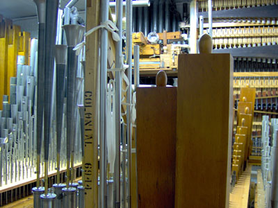 Click here to download a 2048 x 1536 JPG image showing chamber of Bob Markworth's 3/24 Mighty Kimball Theatre Pipe Organ.