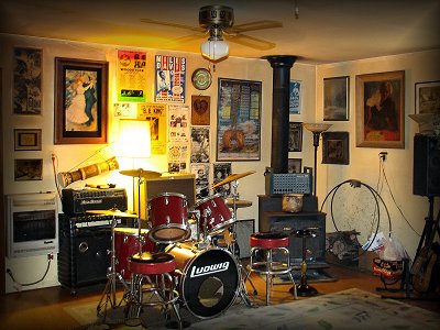 Click here to download a 1600 x 1200 JPG image showing the living room/recording studio in the cabin at Mojo Ranch in Lenoir City, Tennessee.